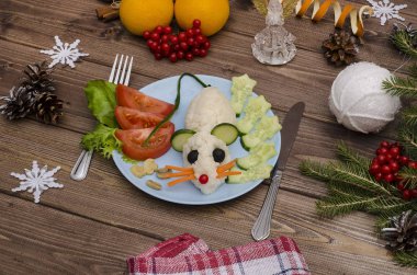 Pirinç ve sebzeden yapılan yenilebilir sıçan, yeni yıl şenliği ve Noel masası için 2020 'nin sembolüdür. Bayram yemeklerini süslemek için bir fikir. Sebze servis etmek ne güzel. Çocuk menüsü