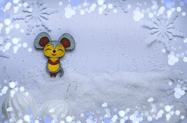 O cartão de Ano Novo em um fundo branco-azul com o símbolo do ano, um rato na neve, com flocos de neve e bolas brancas com uma moldura bokeh com espaço de cópia. Ano Novo Chinês . — Fotografia de Stock