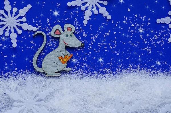 Рождественская открытка на классическом голубом фоне с символом 2020 года - серая металлическая крыса в снегу, со снежинками. Китайский Новый год . — стоковое фото