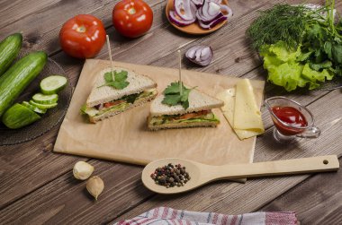 Tahtaya humus konmuş vejetaryen sandviçler ve ahşap kaplamalı malzemeler. Reklam için, menü.