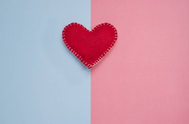 Pembe ve mavi arkaplanlı el yapımı kırmızı kalp ve fotokopi alanı. Sevgililer Günü için arka plan minimalizmi, Anneler Günü, Çocuk Doğumu. 