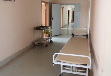 Sedyeli bir hastanede koridor. Hastane tedavisi