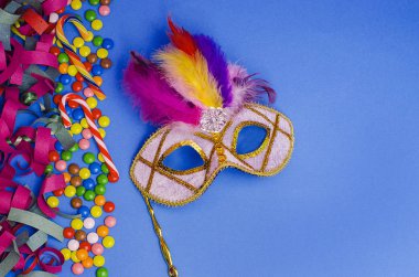 Karnaval. Fotokopi alanı olan şenlikli bir arka plan. Karnaval maskesi mor, mavi arka planda tüyleri var. Süslü, çok renkli şekerleri var. Mardi Gras 'da. Brezilyalı. Venedik.