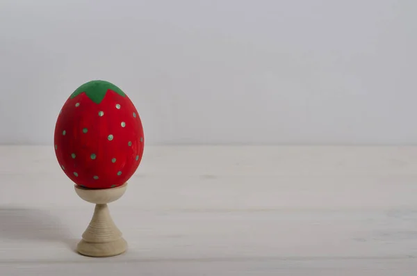 Pozadí Velikonoční Karty Velikonoční Vajíčko Malované Formě Jahod Bílém Dřevěném — Stock fotografie