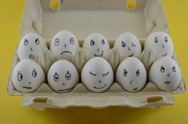 Yüzünde farklı duygular olan komik paskalya yumurtaları. Farklı fikir ve ruh halleri olan insan kalabalığı..