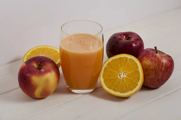 Vaso Zumo Manzana Naranja Recién Exprimido Con Frutas Frescas Sobre — Foto de Stock