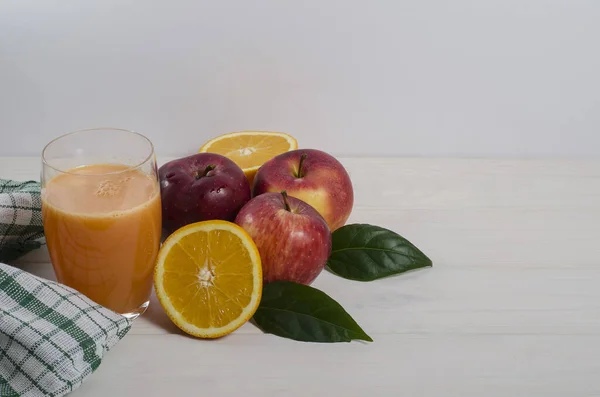 Glass Freshly Squeezed Apple Orange Juice Fresh Fruits White Wooden — Stock Photo, Image