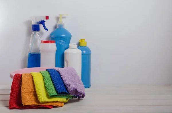 Productos Limpieza Para Hogar Con Servilletas Colores Sobre Fondo Blanco — Foto de Stock