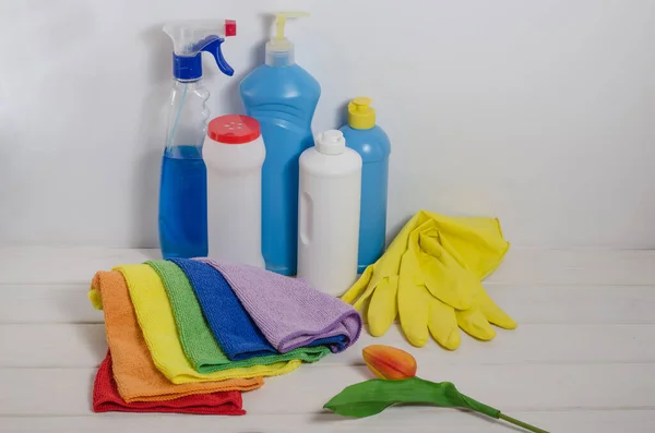 Productos Limpieza Para Hogar Con Servilletas Colores Sobre Fondo Blanco — Foto de Stock