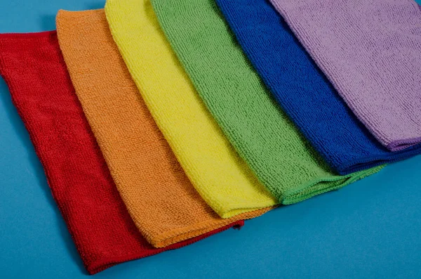 Servilletas Multicolores Colores Arcoíris Sobre Fondo Azul Limpieza Primavera Prevención — Foto de Stock