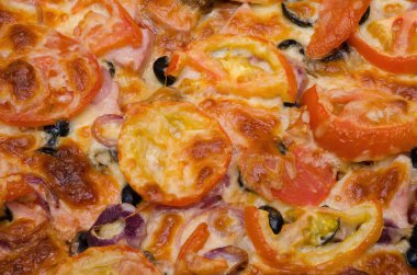 Domatesli, peynirli, mantarlı ve zeytinli iştah açıcı pizza çerçeveyi dolduruyor. Pizzanın dokusunu..