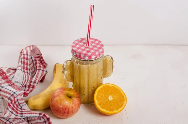 Batido Frutas Elaborado Con Ingredientes Frescos Manzana Plátano Naranja Sobre — Foto de Stock