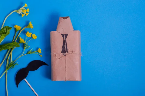 Vatertagskonzept Glücklicher Vatertag Geschenkbox Form Eines Hemdes Auf Blauem Hintergrund — Stockfoto