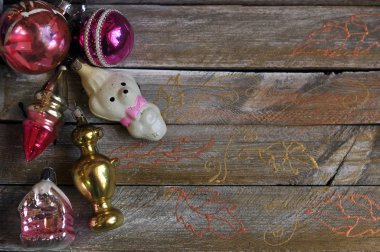 Metnin için yeri olan düz bir tebrik kartı. Kenarlarında Noel oyuncakları. Yukarıdan görünüm