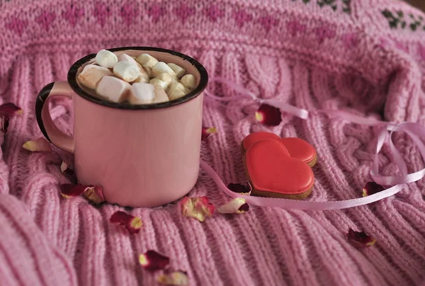 Uma Xícara Cacau Marshmallows Fundo Rosa Malha Biscoitos Coração Para — Fotografia de Stock