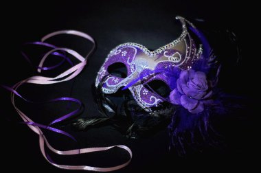 Karanlık bir arka planda Mardi Gras karnaval maskesi. Mesaj için yer var. Kartpostal