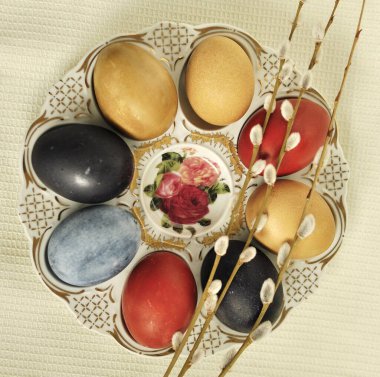 Söğüt dalları olan seramik bir stantta paskalya yumurtası. Mutlu Paskalyalar.