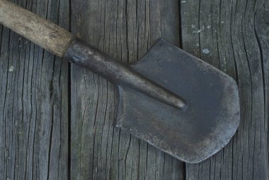 Tahta arka planda askeri kaşık ve matara küçük istihkamcı küreği. Kartpostal 