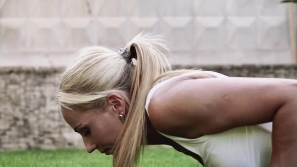Красивая Блондинка Белой Футболке Делает Спортивные Упражнения Зеленой Траве Свежем — стоковое видео