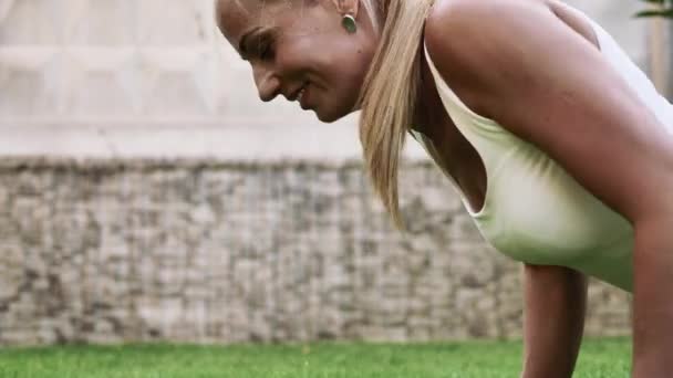 Beautiful Blonde Girl White Shirt Doing Sports Exercises Green Grass — ストック動画