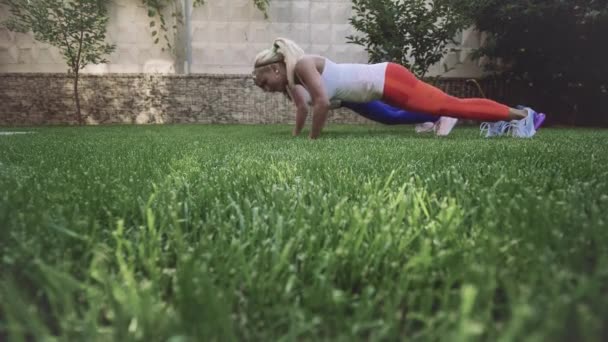 Two Blonde Twins White Shirts Doing Sports Exercises Green Grass — Stock Video