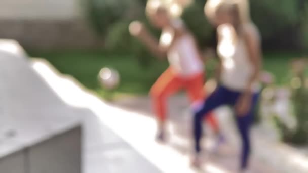 Blonde Teaches Another Girl Outdoor Sport Exercise Defocus — ストック動画