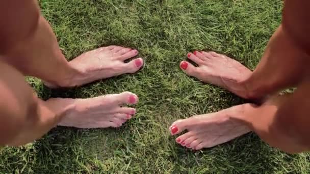 Deux Paires Pieds Féminins Avec Des Ongles Roses Rouges Dressent — Video