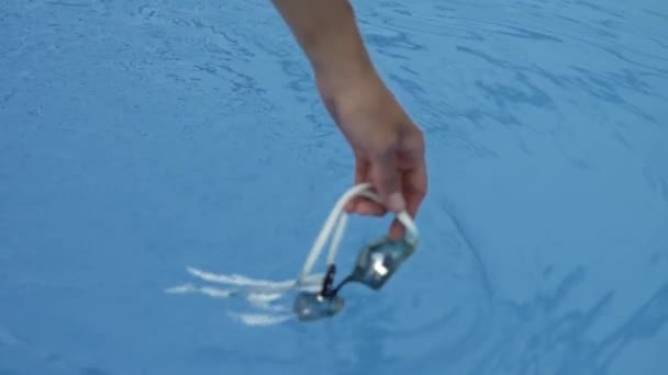 Mão Uma Mulher Embebe Copos Natação Água Clara Azul — Vídeo de Stock