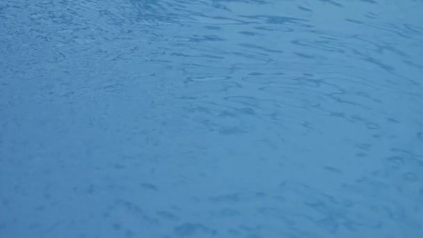 青い澄んだ水の中で泳いでいる女性の手 — ストック動画
