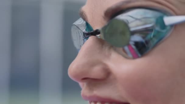 Ung Vacker Flicka Glänsande Simglasögon Tittar Andra Och Ler Närbild — Stockvideo