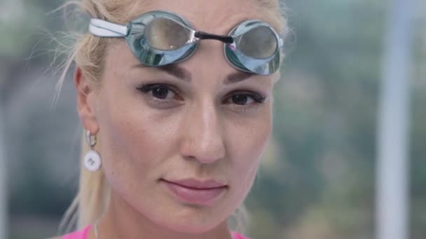 Genç Güzel Kız Yüzme Gözlüğü Takıyor Yakın Plan — Stok video