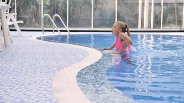 Rubia Traje Baño Rosa Divertido Emerge Piscina Con Agua Azul — Vídeos de Stock