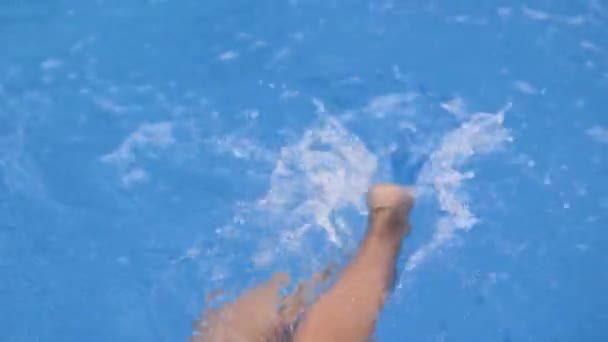 Красивые Женские Ноги Барахтаются Голубой Прозрачной Воде — стоковое видео