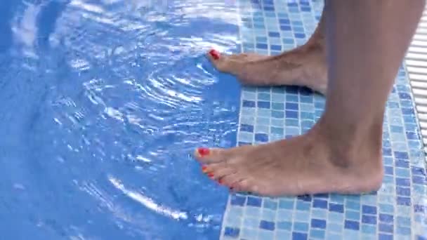 Dos Pares Patas Femeninas Paran Lado Piscina Con Agua Azul — Vídeos de Stock