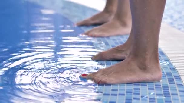 Dos Pares Patas Femeninas Paran Lado Piscina Con Agua Azul — Vídeos de Stock