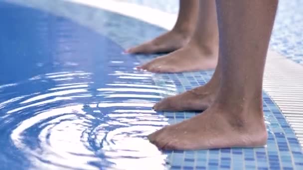 Dois Pares Pernas Femininas Ficam Lado Piscina Com Água Azul — Vídeo de Stock