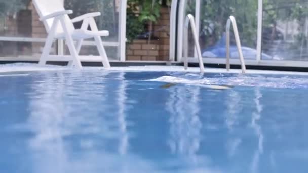 Rubia Traje Baño Rosa Nada Una Piscina Con Agua Azul — Vídeos de Stock