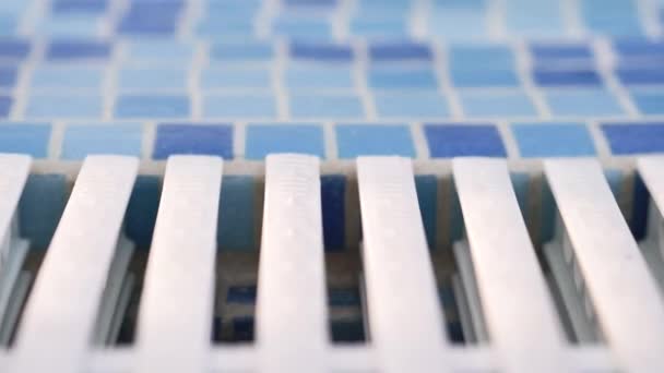 Mosaico Lateral Rejilla Blanca Azul Blanco Piscina Con Agua Transparente — Vídeo de stock