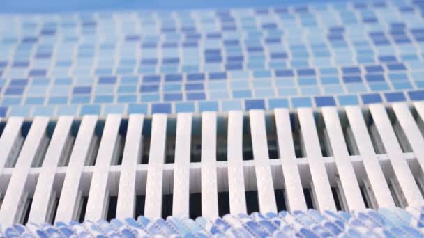 Mosaico Lateral Rejilla Blanca Azul Blanco Piscina Con Agua Transparente — Vídeos de Stock