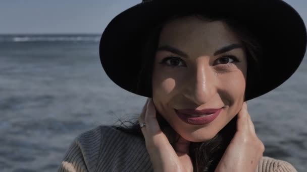 Siyah Şapkalı Genç Kız Kameraya Bakıyor Gülümsüyor Arka Planda Buzla — Stok video