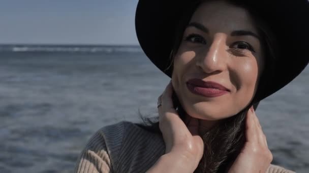 Siyah Şapkalı Genç Kız Kameraya Bakıyor Gülümsüyor Arka Planda Buzla — Stok video