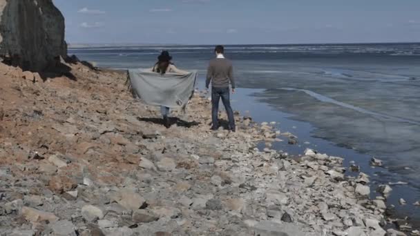 Unga Par Stenig Strand Nära Klippa Nära Flod Täckt Med — Stockvideo