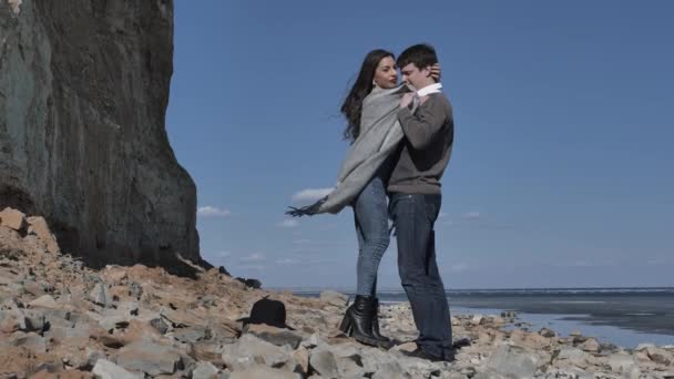 Junges Paar Spaziert Felsigem Ufer Der Nähe Eines Felsens Einem — Stockvideo