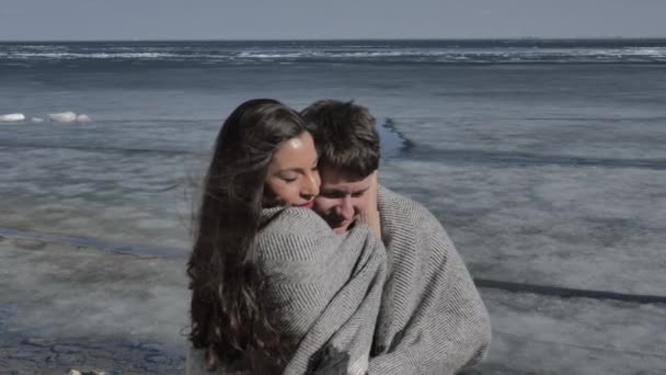 Pareja Joven Abrazándose Fondo Río Cubierto Hielo Soleado Día Primavera — Vídeo de stock