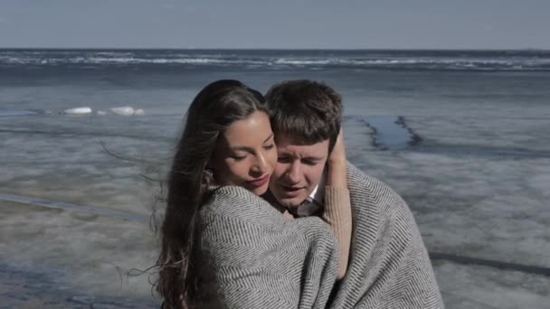 Casal Jovem Abraçando Fundo Rio Coberto Gelo Dia Ensolarado Primavera — Vídeo de Stock