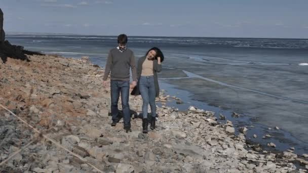 Unga Par Stenig Strand Nära Klippa Nära Flod Täckt Med — Stockvideo