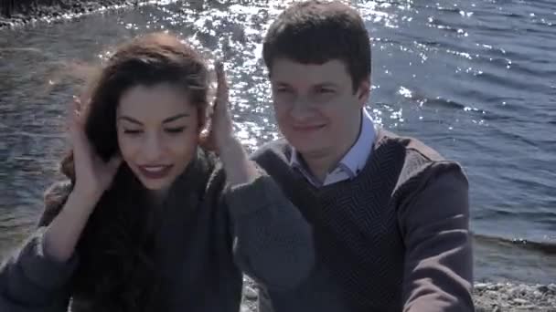 Date Young Couple River Bank Background Sun Glare Sunny Spring — Stockvideo