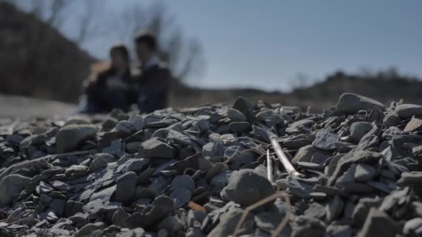 Date Young Couple Stony Bank River Sunny Spring Day — Stok video