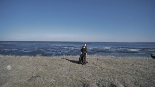 Ein Junges Mädchen Schwarzen Kleid Steht Einem Steilen Ufer Hintergrund — Stockvideo