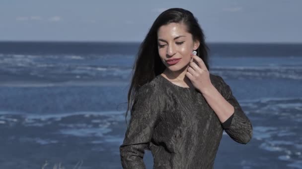 Uma Menina Vestido Preto Acaricia Seu Cabelo Fundo Oceano Dia — Vídeo de Stock